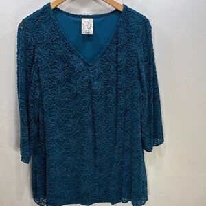 Avenue Beautiful Delicate Teal Lace V-Neck Lined Soft Strech Top Size 18/20